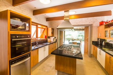 Casa à venda com 730m², 4 quartos e 6 vagas Casa à venda com 730m², 4 quartos e 6 vagasCozinha