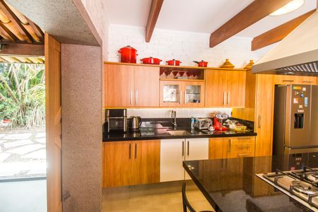 Casa à venda com 730m², 4 quartos e 6 vagas Casa à venda com 730m², 4 quartos e 6 vagasCozinha