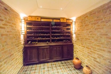 Casa à venda com 730m², 4 quartos e 6 vagas Casa à venda com 730m², 4 quartos e 6 vagasAdega