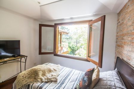 Casa à venda com 730m², 4 quartos e 6 vagas Casa à venda com 730m², 4 quartos e 6 vagasVaranda