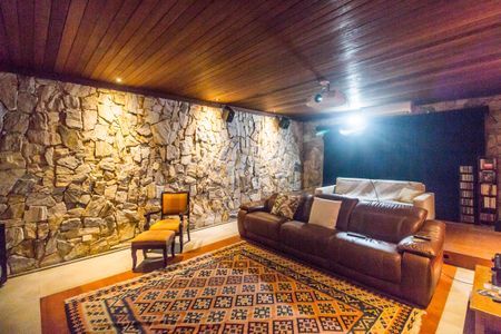 Casa à venda com 730m², 4 quartos e 6 vagas Casa à venda com 730m², 4 quartos e 6 vagasSala de TV