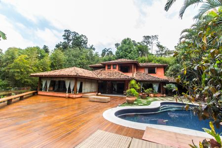 Casa à venda com 730m², 4 quartos e 6 vagas Casa à venda com 730m², 4 quartos e 6 vagasPiscina