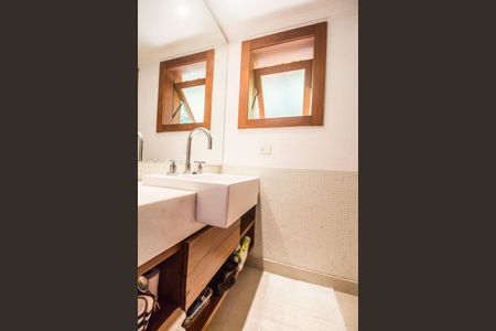 Casa à venda com 730m², 4 quartos e 6 vagas Casa à venda com 730m², 4 quartos e 6 vagasBanheiro da Suíte