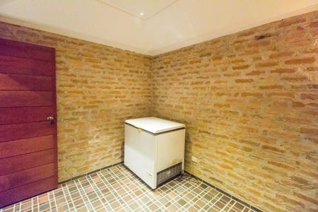 Casa à venda com 730m², 4 quartos e 6 vagas Casa à venda com 730m², 4 quartos e 6 vagasAdega