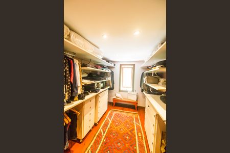 Casa à venda com 730m², 4 quartos e 6 vagas Casa à venda com 730m², 4 quartos e 6 vagasCloset da suíte