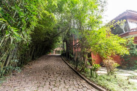 Casa à venda com 730m², 4 quartos e 6 vagas Casa à venda com 730m², 4 quartos e 6 vagasGaragem