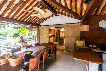 Casa à venda com 730m², 4 quartos e 6 vagas Casa à venda com 730m², 4 quartos e 6 vagasÁrea gourmet