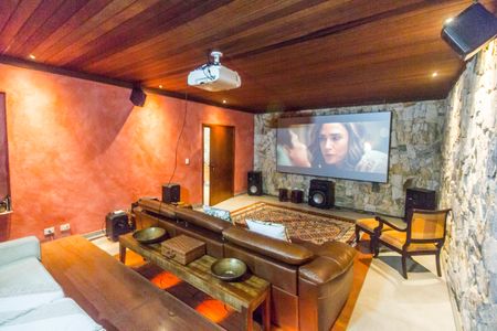 Casa à venda com 730m², 4 quartos e 6 vagas Casa à venda com 730m², 4 quartos e 6 vagasSala de TV