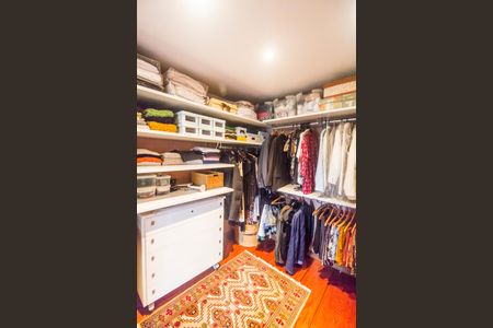 Casa à venda com 730m², 4 quartos e 6 vagas Casa à venda com 730m², 4 quartos e 6 vagasCloset da suíte