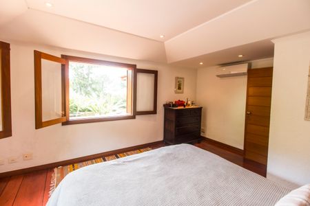 Casa à venda com 730m², 4 quartos e 6 vagas Casa à venda com 730m², 4 quartos e 6 vagasSuíte 3