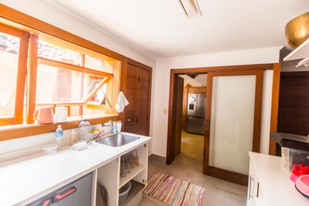 Casa à venda com 730m², 4 quartos e 6 vagas Casa à venda com 730m², 4 quartos e 6 vagasÁrea de Serviço