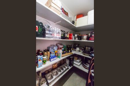 Casa à venda com 730m², 4 quartos e 6 vagas Casa à venda com 730m², 4 quartos e 6 vagasDespensa