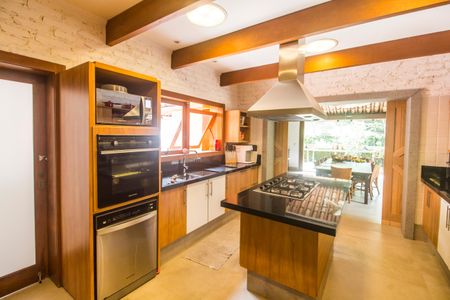 Casa à venda com 730m², 4 quartos e 6 vagas Casa à venda com 730m², 4 quartos e 6 vagasCozinha