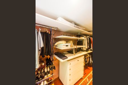 Casa à venda com 730m², 4 quartos e 6 vagas Casa à venda com 730m², 4 quartos e 6 vagasCloset da suíte