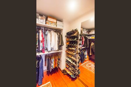 Casa à venda com 730m², 4 quartos e 6 vagas Casa à venda com 730m², 4 quartos e 6 vagasCloset da suíte