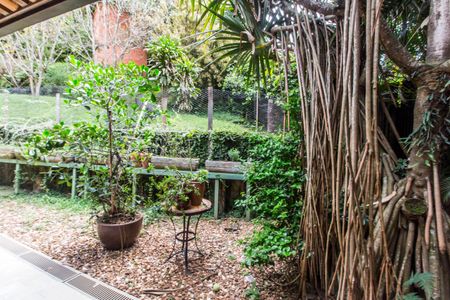 Casa à venda com 730m², 4 quartos e 6 vagas Casa à venda com 730m², 4 quartos e 6 vagasQuintal