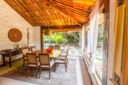 Casa à venda com 730m², 4 quartos e 6 vagas Casa à venda com 730m², 4 quartos e 6 vagasSala