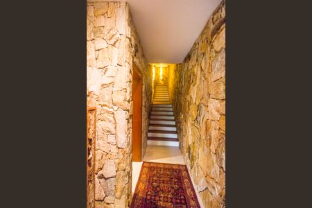 Casa à venda com 730m², 4 quartos e 6 vagas Casa à venda com 730m², 4 quartos e 6 vagasEscada