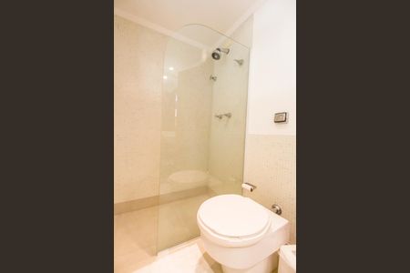 Casa à venda com 730m², 4 quartos e 6 vagas Casa à venda com 730m², 4 quartos e 6 vagasBanheiro da Suíte