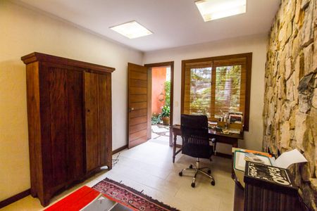 Casa à venda com 730m², 4 quartos e 6 vagas Casa à venda com 730m², 4 quartos e 6 vagasEscritório