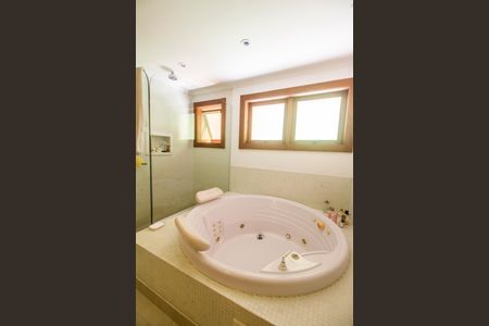 Casa à venda com 730m², 4 quartos e 6 vagas Casa à venda com 730m², 4 quartos e 6 vagasCloset da suíte