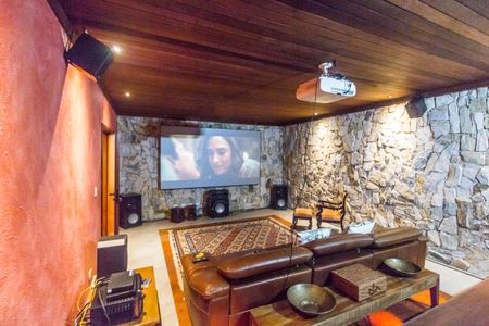 Casa à venda com 730m², 4 quartos e 6 vagas Casa à venda com 730m², 4 quartos e 6 vagasSala de TV