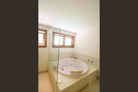 Casa à venda com 730m², 4 quartos e 6 vagas Casa à venda com 730m², 4 quartos e 6 vagasCloset da suíte