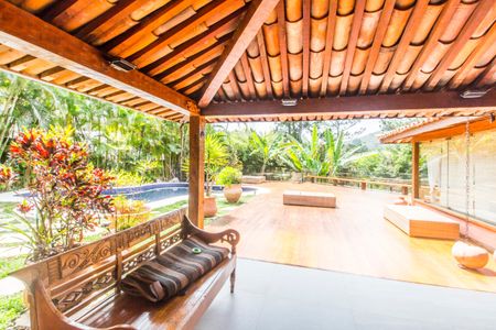 Casa à venda com 730m², 4 quartos e 6 vagas Casa à venda com 730m², 4 quartos e 6 vagasVaranda