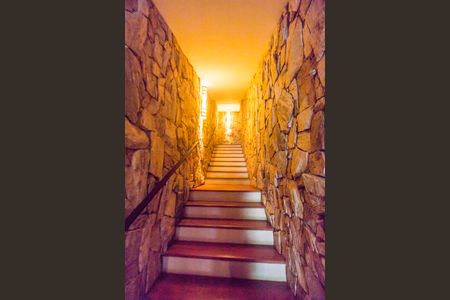 Casa à venda com 730m², 4 quartos e 6 vagas Casa à venda com 730m², 4 quartos e 6 vagasEscada