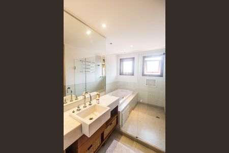 Casa à venda com 730m², 4 quartos e 6 vagas Casa à venda com 730m², 4 quartos e 6 vagasBanheiro da Suíte