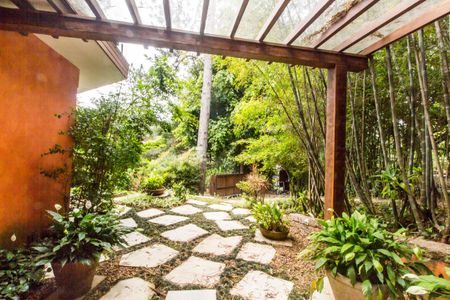 Casa à venda com 730m², 4 quartos e 6 vagas Casa à venda com 730m², 4 quartos e 6 vagasVista