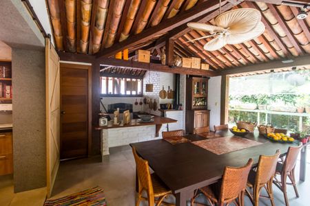 Casa à venda com 730m², 4 quartos e 6 vagas Casa à venda com 730m², 4 quartos e 6 vagasÁrea gourmet