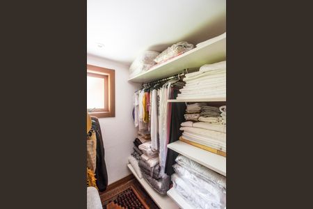 Casa à venda com 730m², 4 quartos e 6 vagas Casa à venda com 730m², 4 quartos e 6 vagasCloset da suíte