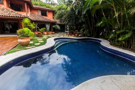 Casa à venda com 730m², 4 quartos e 6 vagas Casa à venda com 730m², 4 quartos e 6 vagasPiscina