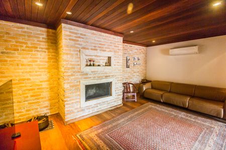 Casa à venda com 730m², 4 quartos e 6 vagas Casa à venda com 730m², 4 quartos e 6 vagasSala