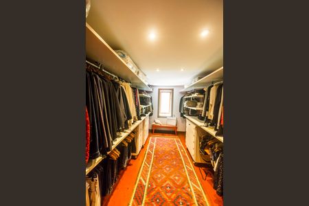 Casa à venda com 730m², 4 quartos e 6 vagas Casa à venda com 730m², 4 quartos e 6 vagasCloset da suíte