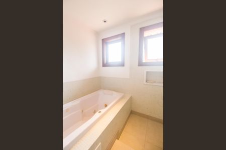 Casa à venda com 730m², 4 quartos e 6 vagas Casa à venda com 730m², 4 quartos e 6 vagasBanheiro da Suíte