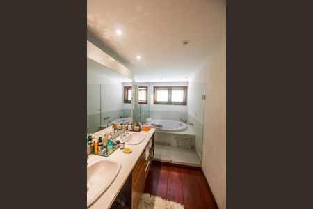 Casa à venda com 730m², 4 quartos e 6 vagas Casa à venda com 730m², 4 quartos e 6 vagasBanheiro da Suíte