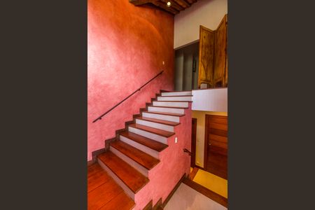 Casa à venda com 730m², 4 quartos e 6 vagas Casa à venda com 730m², 4 quartos e 6 vagasEscada