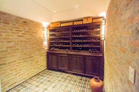 Casa à venda com 730m², 4 quartos e 6 vagas Casa à venda com 730m², 4 quartos e 6 vagasAdega