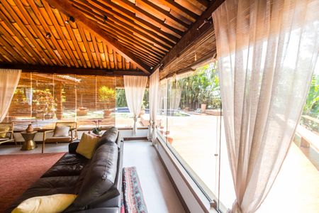 Casa à venda com 730m², 4 quartos e 6 vagas Casa à venda com 730m², 4 quartos e 6 vagasSala