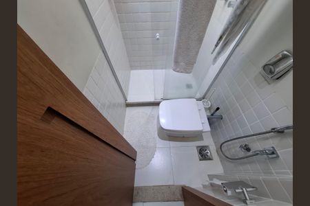 Apartamento à venda com 130m², 3 quartos e sem vaga Apartamento à venda com 130m², 3 quartos e sem vagaBanheiro de serviço