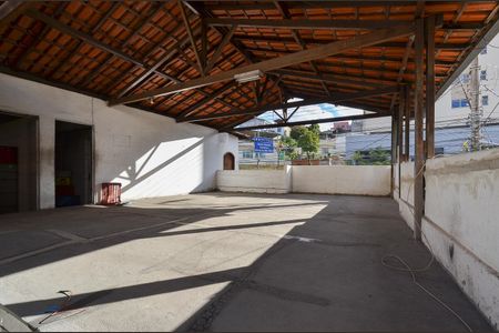 Casa à venda com 445m², 4 quartos e 3 vagas Casa à venda com 445m², 4 quartos e 3 vagasTerraço