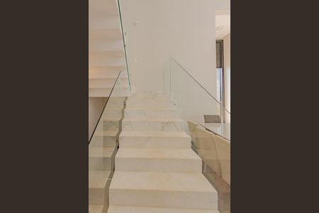 Casa de condomínio para alugar com 320m², 3 quartos e 4 vagas Casa de condomínio para alugar com 320m², 3 quartos e 4 vagasEscada