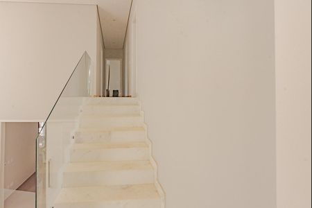 Casa de condomínio para alugar com 320m², 3 quartos e 4 vagas Casa de condomínio para alugar com 320m², 3 quartos e 4 vagasEscada Suítes 2 e 3