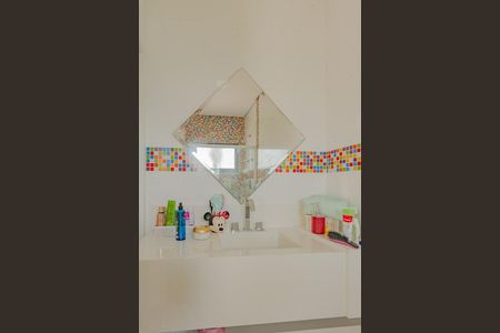 Casa de condomínio para alugar com 320m², 3 quartos e 4 vagas Casa de condomínio para alugar com 320m², 3 quartos e 4 vagasBanheiro da Suíte 1