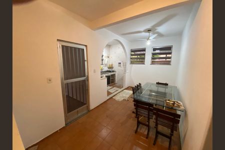 Casa à venda com 130m², 2 quartos e 4 vagas Casa à venda com 130m², 2 quartos e 4 vagasSala