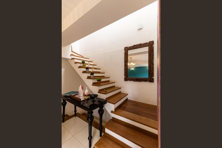 Casa de condomínio à venda com 240m², 3 quartos e 3 vagas Casa de condomínio à venda com 240m², 3 quartos e 3 vagasEscada para os Quartos