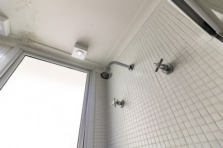 Casa de condomínio à venda com 240m², 3 quartos e 3 vagas Casa de condomínio à venda com 240m², 3 quartos e 3 vagasBanheiro da Suíte 1