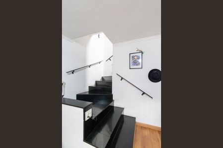 Casa à venda com 145m², 3 quartos e 2 vagas Casa à venda com 145m², 3 quartos e 2 vagasEscada